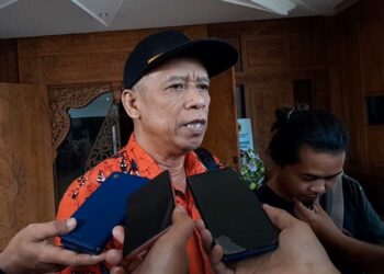 Kades Dengkek Pati Akui Sempat Gunakan Uang Desa Rp345 Juta 32 Kepala Desa Dengkek, Kecamatan/Kabupaten Pati, Kamjawi, usai audiensi bersama warganya di DPRD Pati pada Selasa, 18 November 2025. (Lingkarnews Network/Lingkarjateng.id)