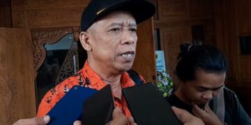 Kades Dengkek Pati Akui Sempat Gunakan Uang Desa Rp345 Juta 12 Kepala Desa Dengkek, Kecamatan/Kabupaten Pati, Kamjawi, usai audiensi bersama warganya di DPRD Pati pada Selasa, 18 November 2025. (Lingkarnews Network/Lingkarjateng.id)