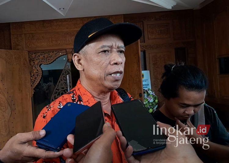 Kades Dengkek Pati Akui Sempat Gunakan Uang Desa Rp345 Juta 25 Kepala Desa Dengkek, Kecamatan/Kabupaten Pati, Kamjawi, usai audiensi bersama warganya di DPRD Pati pada Selasa, 18 November 2025. (Lingkarnews Network/Lingkarjateng.id)