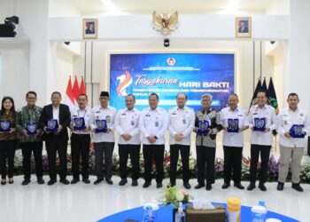 Kepala Kantor Wilayah Direktorat Jenderal Imigrasi dan Pemasyarakatan Jawa Tengah, Mardi Santoso, usai menyerahkan penghargaan kepada mitra strategis Kementerian Imigrasi dan Pemasyarakatan (Kemenimipas) dalam acara tasyakuran hari bakti Kemenimipas ke-1 di LPP Semarang, Rabu, 19 November 2025. (Kanwil Ditjenpas Jateng/Lingkarjateng.id)