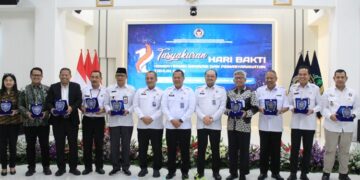 Kakanwil Ditjenpas Jateng Serahkan Penghargaan Bagi 12 Mitra Strategis Kemenimipas 19 Kepala Kantor Wilayah Direktorat Jenderal Imigrasi dan Pemasyarakatan Jawa Tengah, Mardi Santoso, usai menyerahkan penghargaan kepada mitra strategis Kementerian Imigrasi dan Pemasyarakatan (Kemenimipas) dalam acara tasyakuran hari bakti Kemenimipas ke-1 di LPP Semarang, Rabu, 19 November 2025. (Kanwil Ditjenpas Jateng/Lingkarjateng.id)