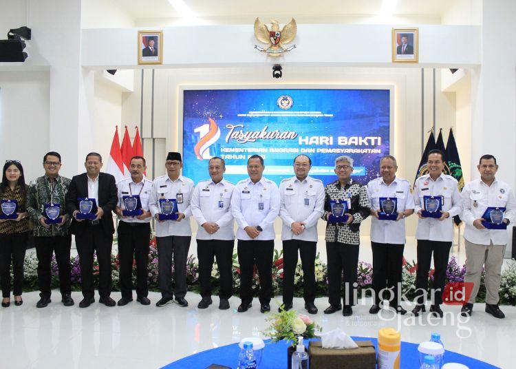 Kakanwil Ditjenpas Jateng Serahkan Penghargaan Bagi 12 Mitra Strategis Kemenimipas 25 Kepala Kantor Wilayah Direktorat Jenderal Imigrasi dan Pemasyarakatan Jawa Tengah, Mardi Santoso, usai menyerahkan penghargaan kepada mitra strategis Kementerian Imigrasi dan Pemasyarakatan (Kemenimipas) dalam acara tasyakuran hari bakti Kemenimipas ke-1 di LPP Semarang, Rabu, 19 November 2025. (Kanwil Ditjenpas Jateng/Lingkarjateng.id)