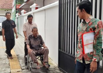 Kakek Salam bersama anak dan kuasa hukumnya usai menghadiri sidang di Pengadilan Negeri Kendal, Senin, 17 November 2025. (Anik Kustiani/Lingkarjateng.id)