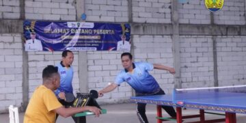 Kampanyekan Gaya Hidup Sehat, Bupati Jepara Ajak Warga Biasakan Olahraga 1 Bupati Jepara Witiarso Utomo berpasangan dengan Inspektur Eriza Rudi Yulianto mengikuti pertandingan tenis meja di Mini GOR Disdikpora Jepara, Jumat, 21 November 2025. (Tomi Budianto/Lingkarjateng.id)