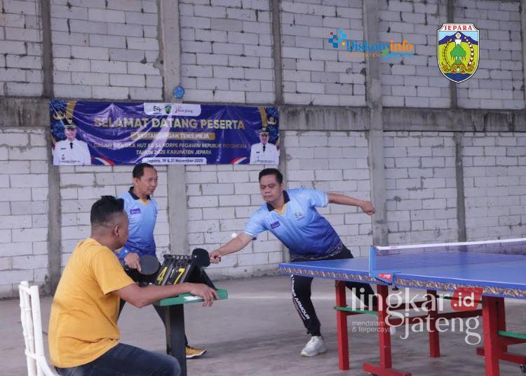 Bupati Jepara Witiarso Utomo berpasangan dengan Inspektur Eriza Rudi Yulianto mengikuti pertandingan tenis meja di Mini GOR Disdikpora Jepara, Jumat, 21 November 2025. (Tomi Budianto/Lingkarjateng.id)