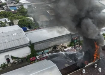 Petugas pemadam kebakaran berusaha memadamkan titik api yang membakar pabrik vulkanisir ban di Kaligawe, Kecamatan Genuk, Kota Semarang, Selasa, 11 November 2025. (Antara/Lingkajateng.id)