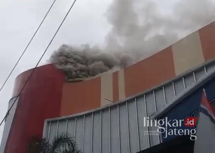 Swalayan di Ungaran Semarang Kebakaran, Asap Hitam Membubung 25 Kebakaran melanda Swalayan Luwes di Ungaran, Kabupaten Semarang, Rabu sore, 19 November 2025. (Hesty Imaniar/Lingkarjateng.id)