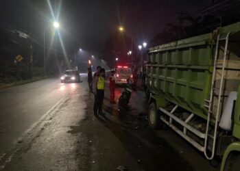 Kecelakaan Maut di Jalan Fatmawati Salatiga, Pengendara Motor Tabrak Truk 25 TKP: Petugas Satlantas Polres Salatiga memeriksa lokasi kecelakaan maut di Jalan Fatmawati, Kota Salatiga pada Selasa, 11 November 2025. (Polres Salatiga/Lingkarjateng.id)