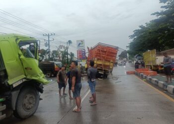 Kondisi truk yang terlibat kecelakaan beruntun di Jalan Pantura turut Desa Jenarsari, Kecamatan Gemuh, Kabupaten Kendal, Selasa, 11 November 2025. (Anik Kustiani/Lingkarjateng.id)