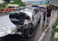 Kecelakaan di Turunan Exit Tol Bawen Semarang, Truk Rem Blong Tabrak 4 Mobil 31 Kondisi mobil yang ditabrak truk dalam insiden kecelakaan di turunan simpang Exit Tol Bawen, Kabupaten Semarang, Senin sore, 17 November 2025. (Hesty Imaniar/Lingkarjateng.id)