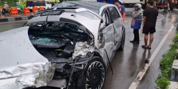 Kecelakaan di Turunan Exit Tol Bawen Semarang, Truk Rem Blong Tabrak 4 Mobil 2 Kondisi mobil yang ditabrak truk dalam insiden kecelakaan di turunan simpang Exit Tol Bawen, Kabupaten Semarang, Senin sore, 17 November 2025. (Hesty Imaniar/Lingkarjateng.id)