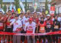 Sekda Jawa Tengah, Sumarno, dan Bupati Kendal, Dyah Kartika Permanasari, berfoto bersama peserta Kendal Berdikari Fun Run 2025 di Stadion Utama Kebondalem pada Minggu, 30 November 2025. (Humas Pemprov Jateng/Lingkarjateng.id)