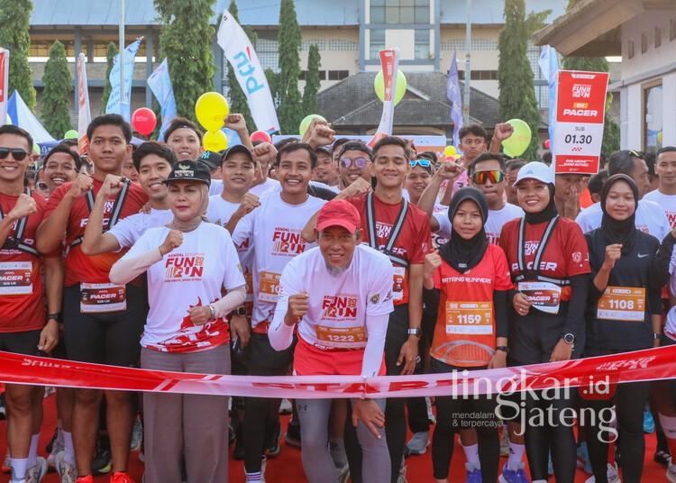 Sekda Jateng Dorong Kendal Berdikari Fun Run Jadi Agenda Rutin 25 Sekda Jawa Tengah, Sumarno, dan Bupati Kendal, Dyah Kartika Permanasari, berfoto bersama peserta Kendal Berdikari Fun Run 2025 di Stadion Utama Kebondalem pada Minggu, 30 November 2025. (Humas Pemprov Jateng/Lingkarjateng.id)
