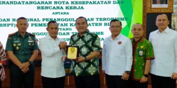 Kepala BNPT Eddy Hartono Datang ke Blora, Ini Agendanya 1 Bupati Blora Arief Rohman (ketiga kiri) bersama Kepala Badan Nasional Penanggulangan Terorisme (BNPT), Eddy Hartono (kedua kiri), berkunjung ke Kabupaten Blora pada Kamis, 20 November 2025. (Lingkarjateng.id)