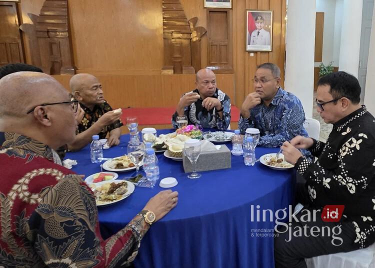 Konsolidasi Pers Nasional, Ketum JMSI Teguh Santosa Hadiri Rangkaian Kick Off HPN 2026 25 Ketum JMSI Teguh Santosa menghadiri Gala Dinner di Gedung Negara Provinsi Banten, Sabtu malam, 29 November 2025. (JMSI Network/Lingkarjateng.id)
