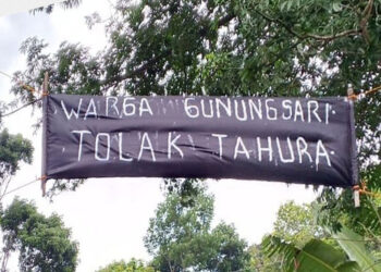 Spanduk penolakan yang dipasang warga desa Gunungsari, Tlogowungu, Pati.