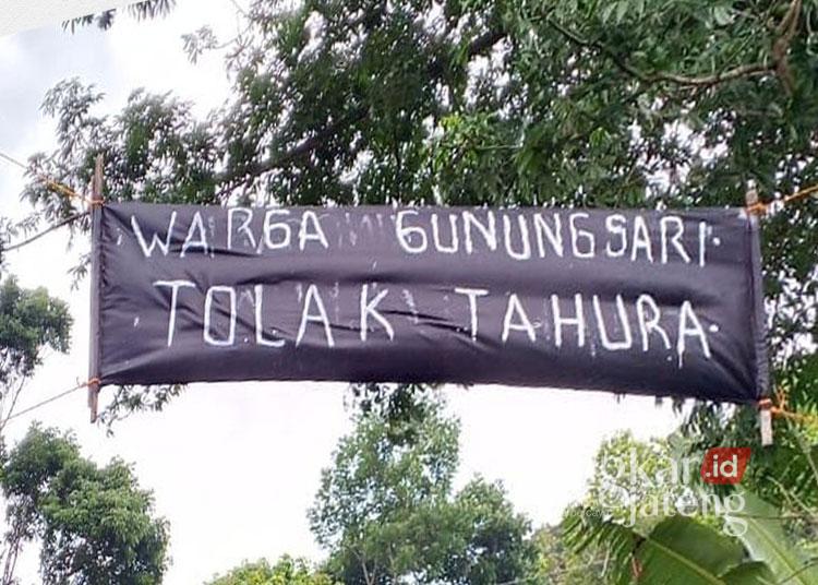 Khawatir Kehilangan Kebun Kopi, Warga Gunungsari Tolak Tanaman Hutan Raya 25 Spanduk penolakan yang dipasang warga desa Gunungsari, Tlogowungu, Pati.