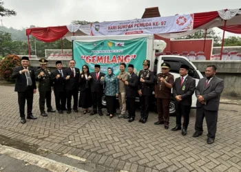 Tekan Inflasi, Pemkab Semarang Luncurkan Kios Pangan Keliling Gemilang 29 Bupati Semarang, Ngesti Nugraha, bersama jajaran Forkompimda Kabupaten Semarang saat meluncurkan kios pangan keliling Gemilang di Ungaran, baru-baru ini. (Hesty Imaniar/Lingkarjateng.id)