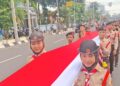 Kirab Merah Putih Semarakkan Hari Pahlawan di Semarang 32 Bendera Merah Putih dibawa peserta kirab dari Balai Kota Semarang ke Lapangan Pancasila, Kota Semarang pada Senin, 10 November 2025. (Syahril Muadz/Lingkarjateng.id)