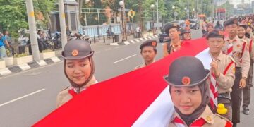 Kirab Merah Putih Semarakkan Hari Pahlawan di Semarang 3 Bendera Merah Putih dibawa peserta kirab dari Balai Kota Semarang ke Lapangan Pancasila, Kota Semarang pada Senin, 10 November 2025. (Syahril Muadz/Lingkarjateng.id)