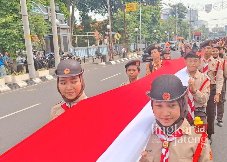 Bendera Merah Putih dibawa peserta kirab dari Balai Kota Semarang ke Lapangan Pancasila, Kota Semarang pada Senin, 10 November 2025. (Syahril Muadz/Lingkarjateng.id)