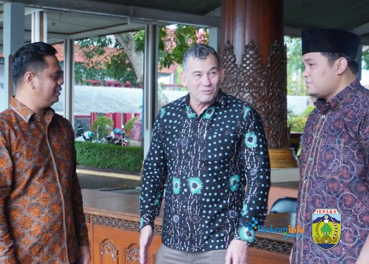 Bupati Jepara Witiarso Utomo (kiri) bersama Wakil Bupati Jepara M. Ibnu Hajar (kanan) mendampingi Konsul Jenderal (Konjen) Australia untuk Indonesia Glen Askew mlihat-lihat Museum R.A. Kartini pada Jumat, 21 November 2025. (Tomi Budianto/Lingkarjateng.id)