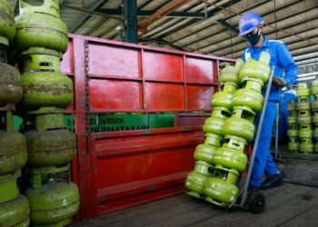 ILUSTRASI: seorang karyawan tengah menyusun LPG 3 kikogram. (Antara/Lingkarjateng.id)
