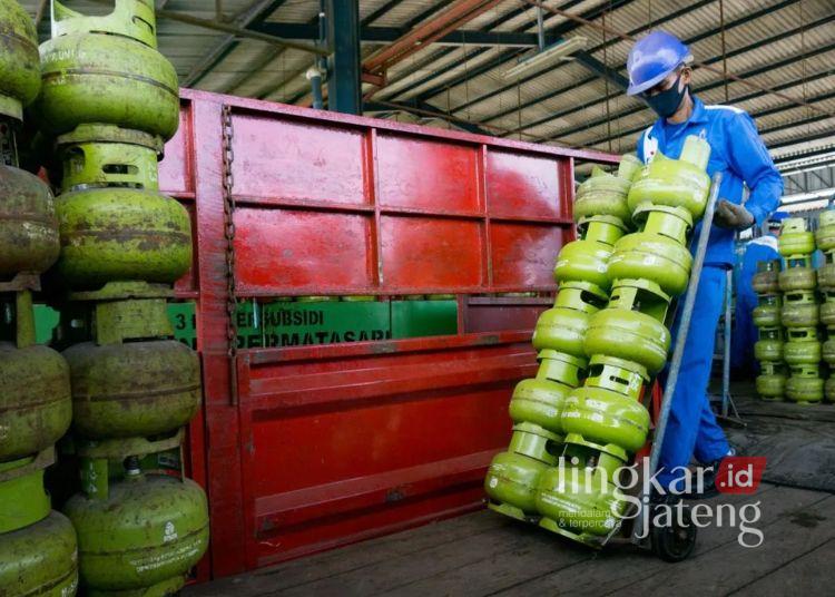 ILUSTRASI: seorang karyawan tengah menyusun LPG 3 kikogram. (Antara/Lingkarjateng.id)
