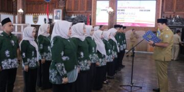 Wakil Bupati Jepara M. Ibnu Hajar mewakili Bupati Jepara Witiarso Utomo saat mengukuhkan pengurus LGNOTA Jepara periode 2025-2030 di Pendopo Kartini, Senin, 24 November 2025. (Tomi Budianto/Lingkarjateng.id)