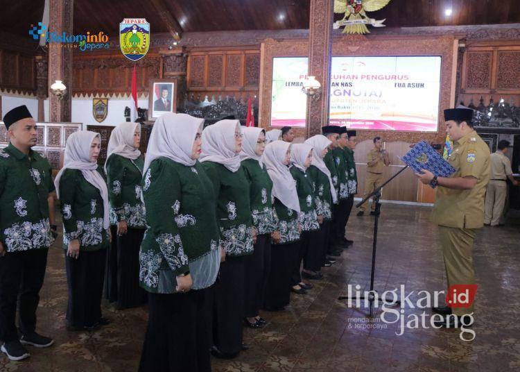Wakil Bupati Jepara M. Ibnu Hajar mewakili Bupati Jepara Witiarso Utomo saat mengukuhkan pengurus LGNOTA Jepara periode 2025-2030 di Pendopo Kartini, Senin, 24 November 2025. (Tomi Budianto/Lingkarjateng.id)