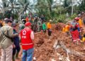 Tim gabungan mencari korban tertimbun longsor di Kecamatan Majenang, Kabupaten Cilacap, Jumat, 14 November 2025. (Humas Pemprov Jateng/Lingkarjateng.id)
