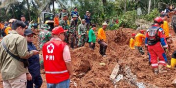 Tim gabungan mencari korban tertimbun longsor di Kecamatan Majenang, Kabupaten Cilacap, Jumat, 14 November 2025. (Humas Pemprov Jateng/Lingkarjateng.id)