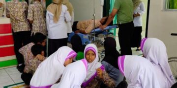 Siswa SMP N 1 Blora terpaksa dilarikan ke RS DKT Blora paska mengalami keluhan diare secara serentak, Rabu, 26 November 2025. (Eko Wicaksono/Lingkarjateng.id)