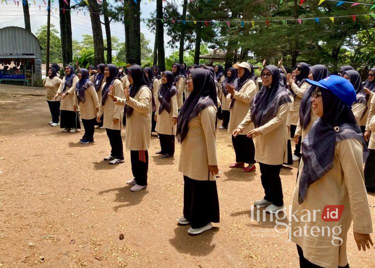 Gelar Reuni, Mamak Millenia Alumni Banat NU Kudus Luncurkan Sholawat 'Silbanan' 25 Forum Silaturahim Ikatan Alumni Banat NU (Forsikabanu) 2000 menggelar reuni bertajuk "Reuni Perak" di Pijar Park Kudus, Minggu, 16 November 2025. (Lingkarjateng.id)