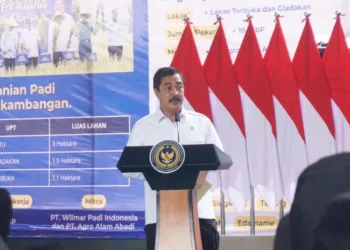 Menteri Imigrasi dan Permasyarakatan (Imipas), Agus Andrianto, memberikan arahan saat meninjau program pembinaan bagi warga binaan Lapas Nusakambangan, Cilacap, Rabu, 5 November 2025. (Kemenkumham Jateng/Lingkarjateng.id)