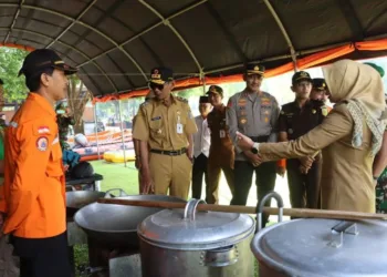 Bupati Demak Eisti’anah (kanan) memberikan arahan saat mengecek sarana prasarana dalam menghadapi potensi bencana, Senin, 3 November 2025. (M. Burhanuddin Aslam/Lingkarjateng.id)