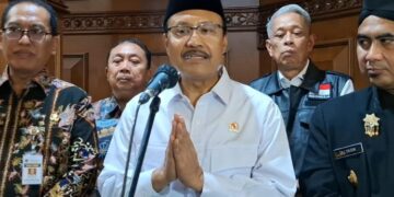 Menteri Sosial Saifullah Yusuf (tengah) saat kunjungan kerja di Kota Semarang pada Selasa, 25 November 2025. (Rizky Syahrul/Lingkarjateng.id)