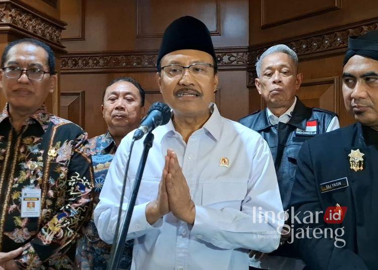 Menteri Sosial Saifullah Yusuf (tengah) saat kunjungan kerja di Kota Semarang pada Selasa, 25 November 2025. (Rizky Syahrul/Lingkarjateng.id)