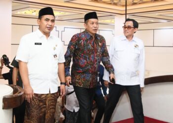 Wakil Gubernur Jawa Tengah, Taj Yasin, menyambut kedatangan Menteri Koperasi, Ferry Julianto, unutk menghadiri Musyawarah Wilayah Dewan Koperasi Indonesia Wilayah Jawa Tengah 2025 di Gedung Gradhika Bhakti Praja, Kota Semarang, Jumat, 21 November 2025. (Humas Pemprov Jateng/Lingkarjateng.id)