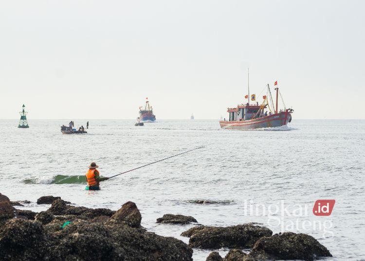Nelayan-Jasa Penyeberangan di Jepara Diimbau Waspada Potensi Cuaca Ekstrem 25 ILUSTRASI: Sejumlah kapal nelayan melaut. (Canva/Lingkarjateng.id)