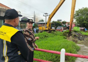 Bupati Kendal, Dyah Kartika Permanasari, saat meninjau proyek normalisasi Sungai Kendal pada Sabtu, 8 November 2025. (Anik Kustiani/Lingkarjateng.id)