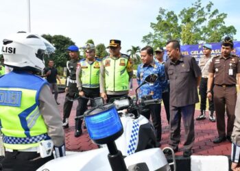 Ketua DPRD Kabupaten Pekalongan Abdul Munir bersama jajaran Forkopimda meninjau kesiapan kendaraan operasional Polres Pekalongan saat Apel Gelar Pasukan Operasi Zebra Candi 2025, Senin, 17 November 2025. (Fahri Akbar/Lingkarjateng.id)