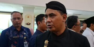 Wakil Gubernur Jateng Taj Yasin Maemoen merespons penerapan kembali kebijakan enam hari sekolah usai upacara Hari Guru Nasional pada Selasa, 25 November 2025. (Rizky Syahrul/Lingkarjateng.id)