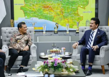 Gubernur Jawa Tengah Ahmad Luthfi (kiri) menerima kunjungan Duta Besar Pakistan untuk Indonesia Zahid Hafeez Chaudhri (kanan) di kantor gubernur pada Jumat, 31 Oktober 2025. (Humas Pemprov Jateng)