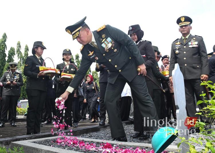 Pangdam IV/Diponegoro Mayjen TNI Achiruddin menabur bunga di pusara pahlawan saat ziarah di Taman Makam Pahlawan Nasional (TMPN) Giri Tunggal, Semarang, Senin, 10 November 2025. (Humas Pendam IV/Diponegoro/Lingkarjateng.id)