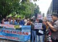 DEMO: Warga Desa Banyudono bersama Forum Masyarakat Peduli Lingkungan Pesisir demo di depan Kantor Bupati Rembang pada Kamis, 27 November 2025. (Muhamnad Faalih/Lingkarjateng.id)