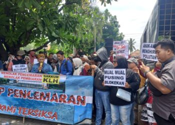 DEMO: Warga Desa Banyudono bersama Forum Masyarakat Peduli Lingkungan Pesisir demo di depan Kantor Bupati Rembang pada Kamis, 27 November 2025. (Muhamnad Faalih/Lingkarjateng.id)
