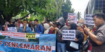DEMO: Warga Desa Banyudono bersama Forum Masyarakat Peduli Lingkungan Pesisir demo di depan Kantor Bupati Rembang pada Kamis, 27 November 2025. (Muhamnad Faalih/Lingkarjateng.id)