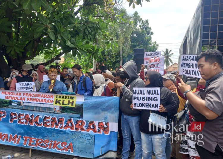 DEMO: Warga Desa Banyudono bersama Forum Masyarakat Peduli Lingkungan Pesisir demo di depan Kantor Bupati Rembang pada Kamis, 27 November 2025. (Muhamnad Faalih/Lingkarjateng.id)