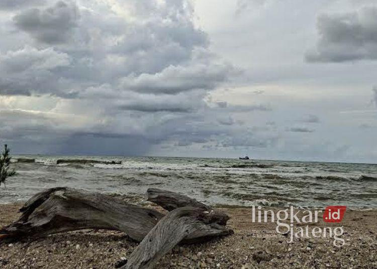 POTRET: Tampak hamparan pasir putih di pantai Bondo Jepara. (Indah Lestari/Lingkarjateng.id)